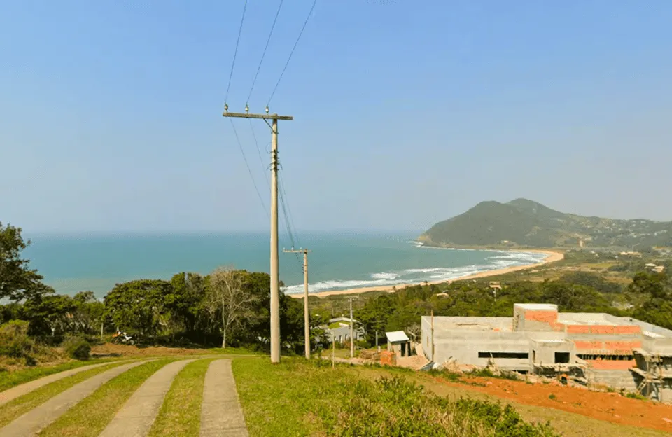Vista do Morro da Silveira para a Praia da Silveira, em Garopaba (SC)