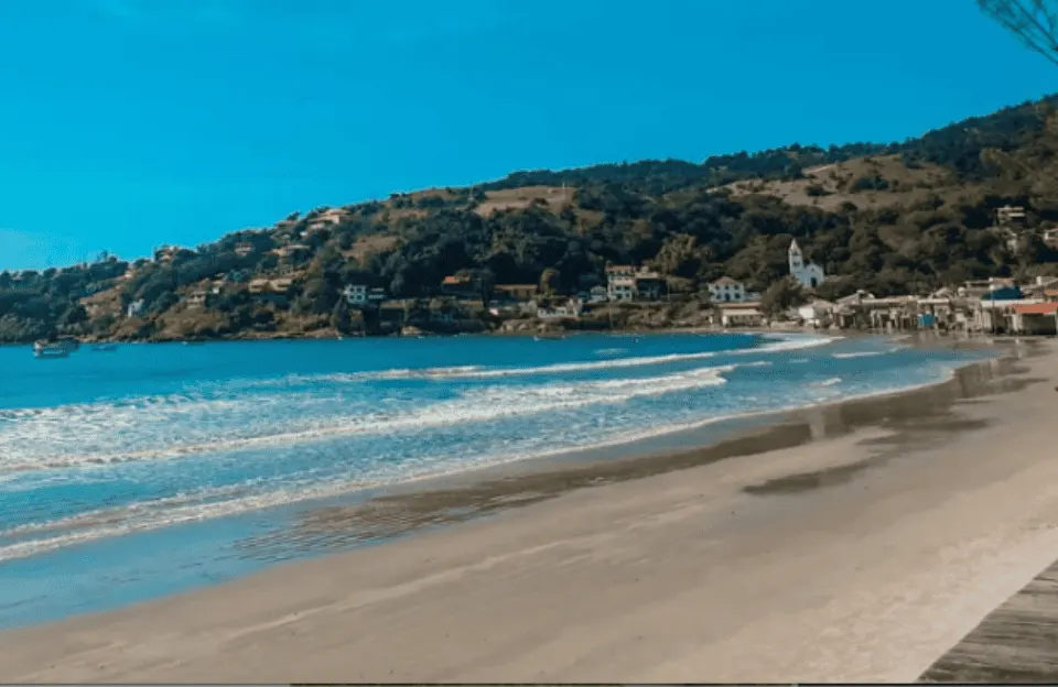 Praia Central de Garopaba: Beleza, Infraestrutura e Tradição no Centro da Cidade