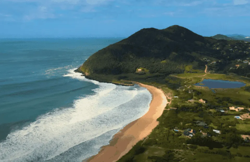 Praia da Silveira: Refúgio dos Surfistas e Cenário de Belezas Naturais
