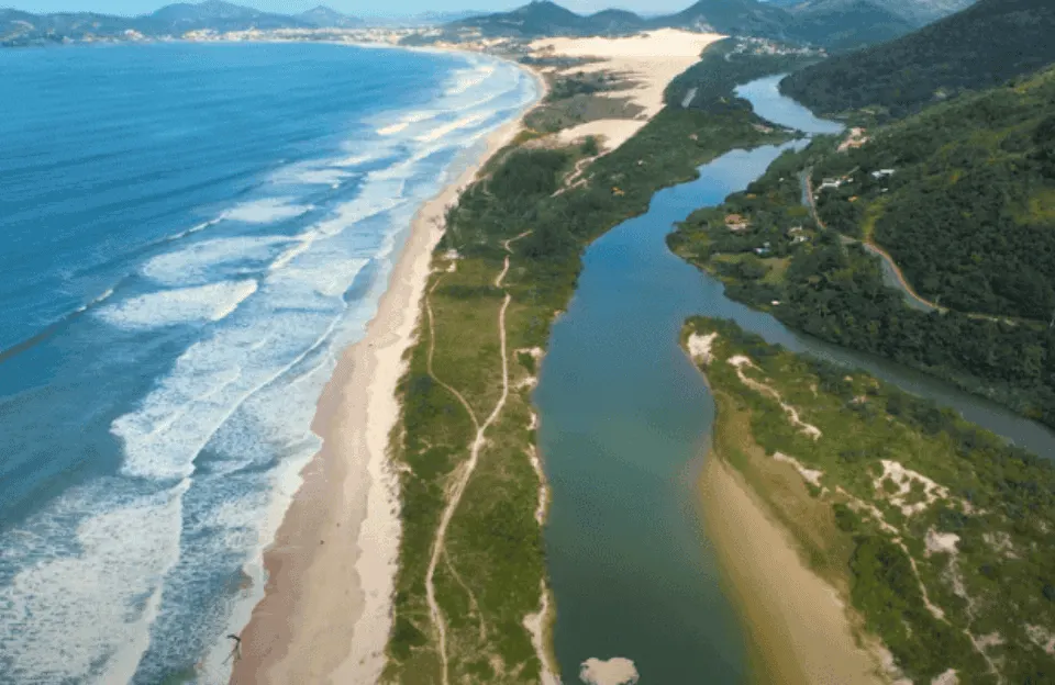 Dunas e mar da Praia do Siriú, em Garopaba