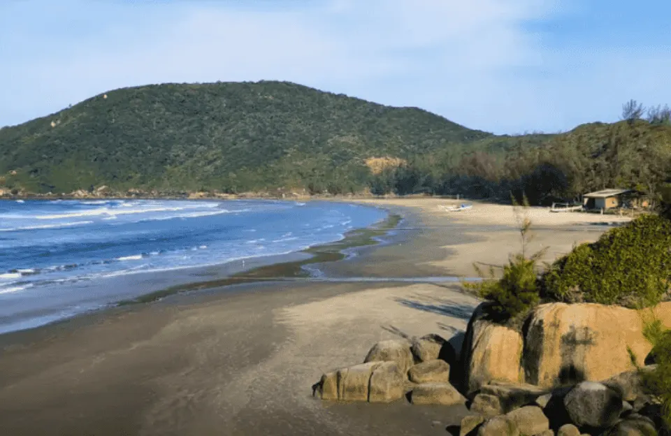 Praia Vermelha: Um Refúgio Natural Entre Garopaba e Imbituba