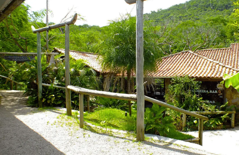 Entrada da trilha da Cachoeira do Siriú, em Garopaba (SC)